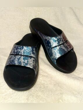 OOFOS OOahh Luxe Metallic Teal Snake Print Recovery Slides Sandals Women 9 Men 7